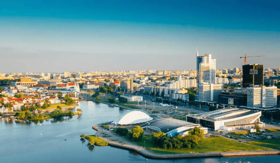 Спрос на туры в Беларусь среди россиян вырос до 50% с прошлого года. Часть ездит за ушедшими из РФ брендами и услугами стоматологов — АТОР