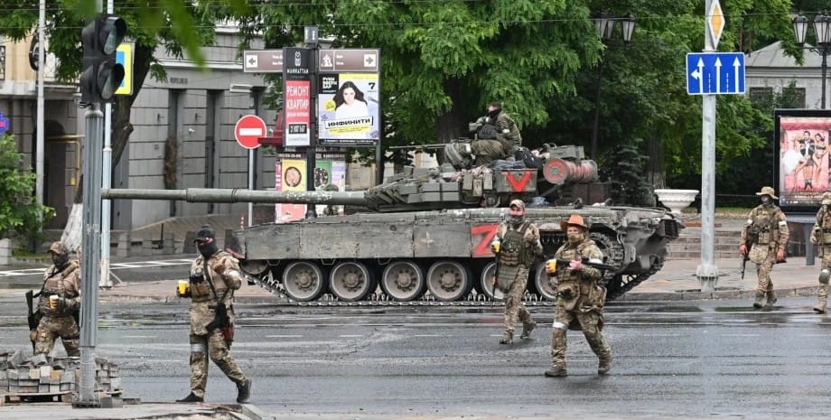 «Сплотиться вокруг президента». Как политики, пропагандисты и боты отреагировали на мятеж ЧВК Вагнера и танки в городах