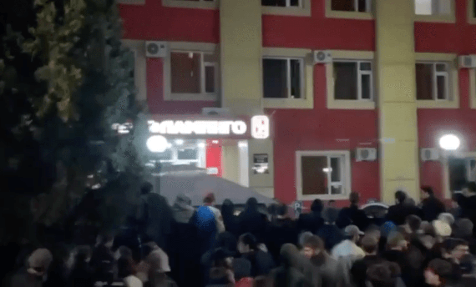 В дагестанском Хасавюрте толпа пришла к отелю требовать выселения оттуда «беженцев из Израиля»