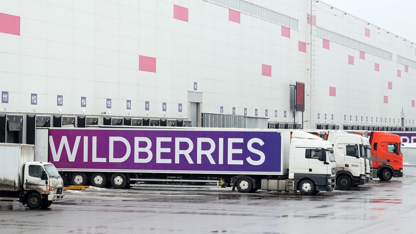 На склад Wildberries нагрянул ОМОН в поисках нелегальных мигрантов. Некоторым из работников вручают повестки в военкомат — Baza