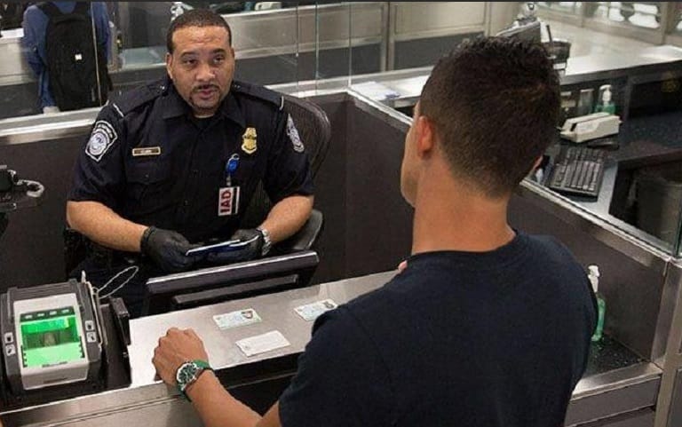 Экономист из России прилетел в США без билета и паспорта. Суд поместил его под арест