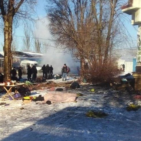 Рынок в Донецке подвергся обстрелу, погибли как минимум 25 человек
