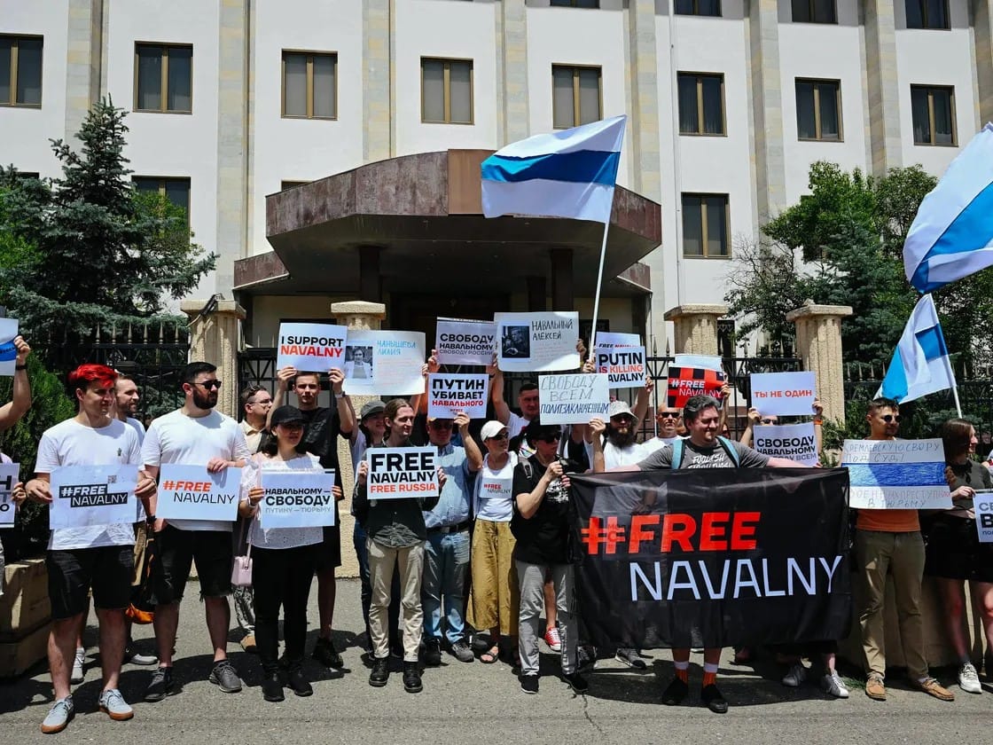 «Это показывает, как изменилась Россия и какой в ней режим». «Почтите его память». Мировые лидеры отреагировали на смерть Навального
