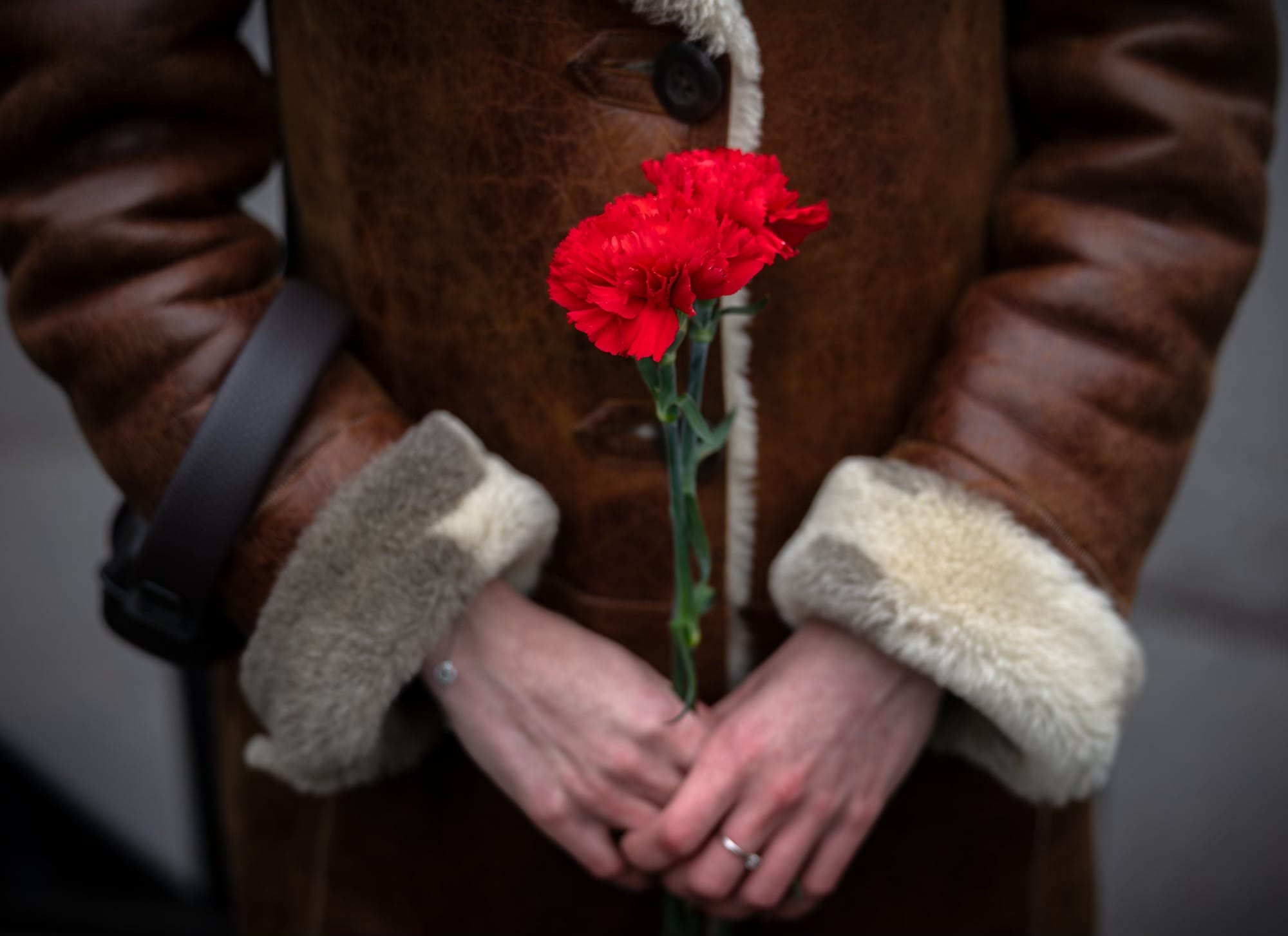 Суд арестовал на 7 суток москвичку за участие в «несанкционированной» акции. Она возлагала цветы в память о Навальном