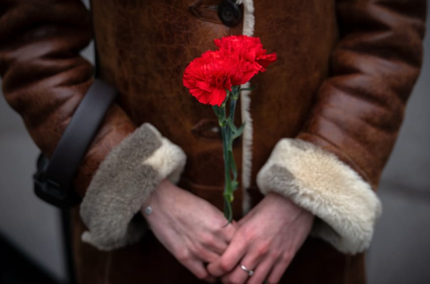 Ведущий волгоградского телеканала назвал в эфире места работы и имена людей, приносивших цветы в память о Навальном