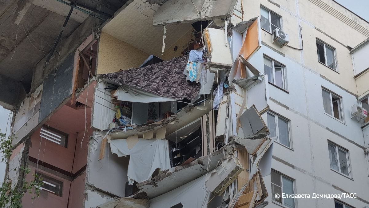 Минобороны утверждает, что подъезд дома в Белгороде разрушен обломками ракеты «Точка-У». Z-каналы винят украинскую авиацию