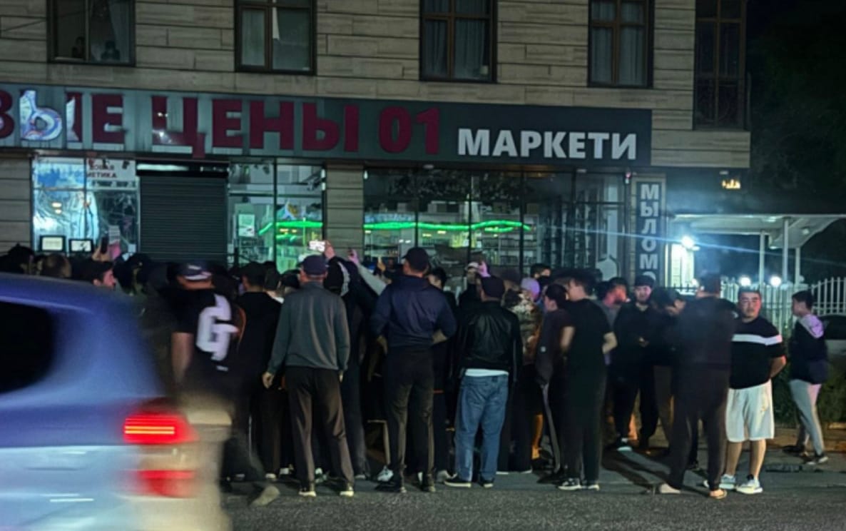 В Бишкеке около тысячи человек вышли на улицы из-за драки с иностранцами в одном из хостелов