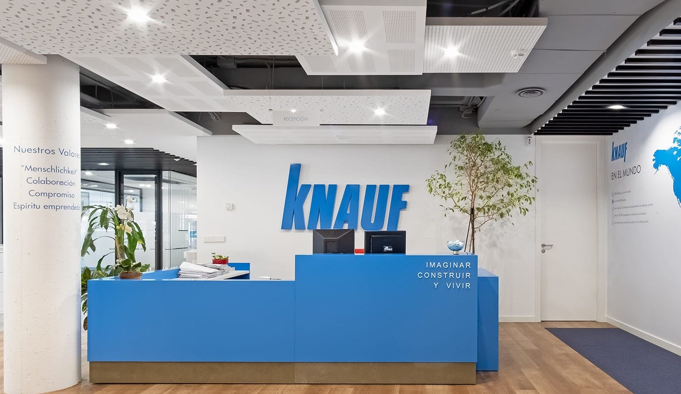 Knauf передаcт российский бизнес местному менеджменту с возможностью обратного выкупа. Ранее компанию заподозрили в работе в Мариуполе