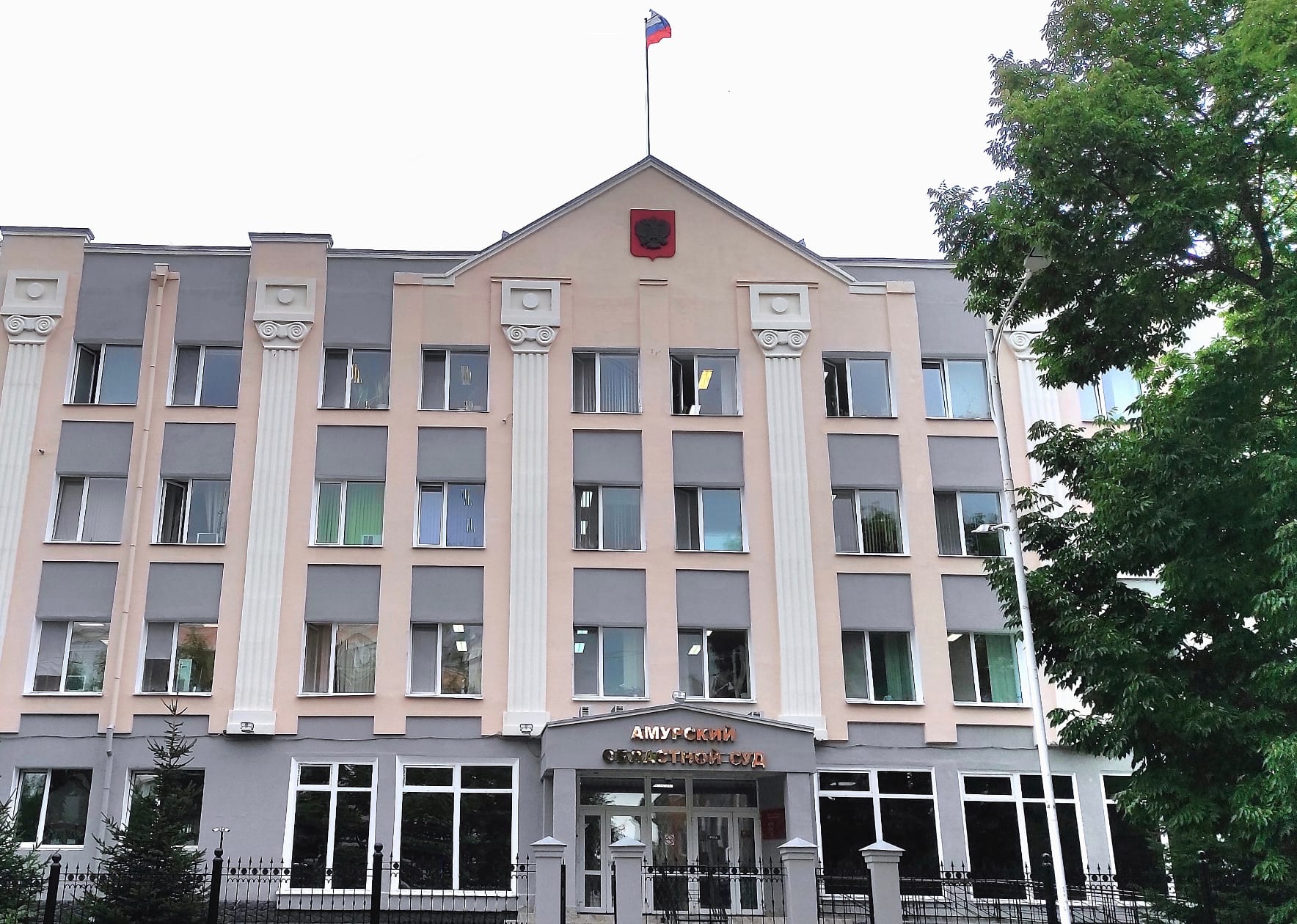 Суд в Амурской области приговорил работника хладокомбината к шести годам колонии по делу о приготовлении к госизмене