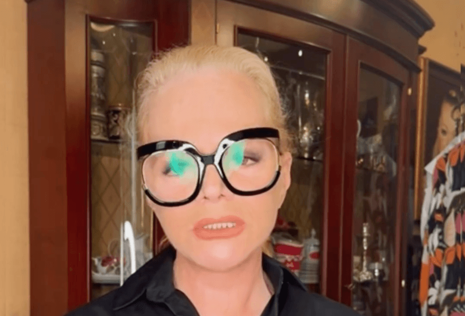 На квартиру Ларисы Долиной наложили арест. Певица утверждает, что это произошло из-за того, что она стала жертвой украинских мошенников