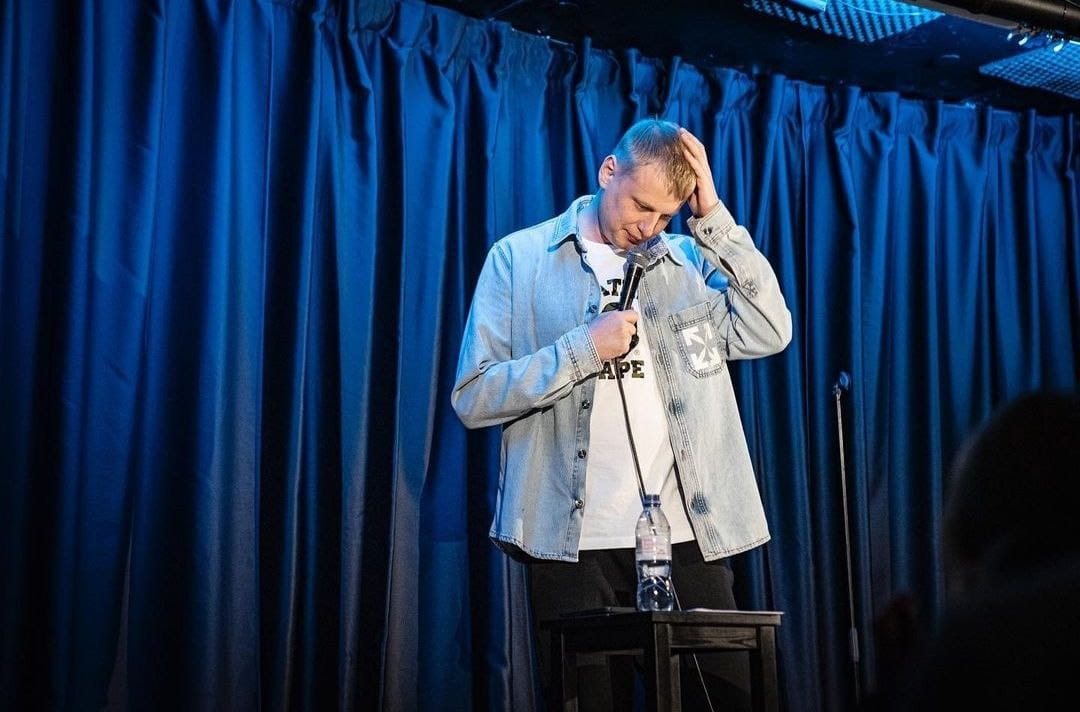 В Беларуси против Славы Комиссаренко возбудили дело об оскорблении Лукашенко. Комик назвал диктатора «Чык-чырыком»