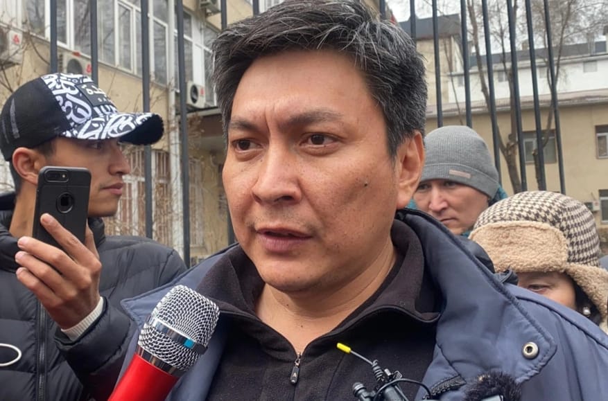 Высланный из Кыргызстана журналист рассказал, что его незаконно лишили родительских прав и угрожают отобрать его ребенка у родственников