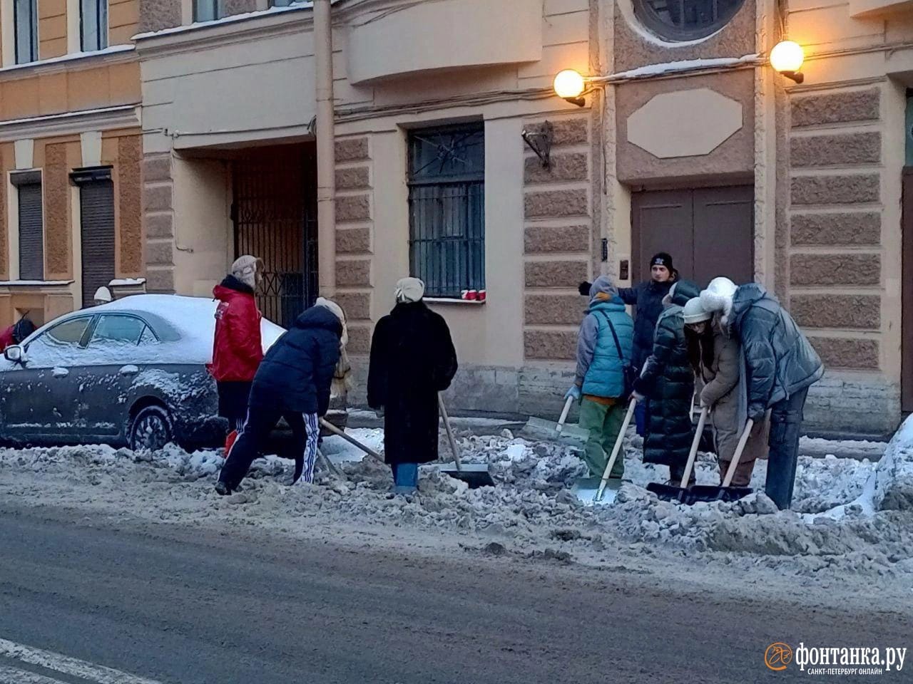 В Петербурге студентов-медиков заставили чистить платные парковки от снега. Дворников не хватает из-за массовой депортации мигрантов