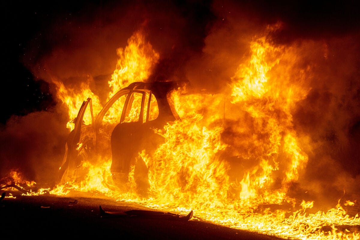 В Брянске 76-летняя пенсионерка по просьбе мошенников подожгла автомобиль у отделения полиции