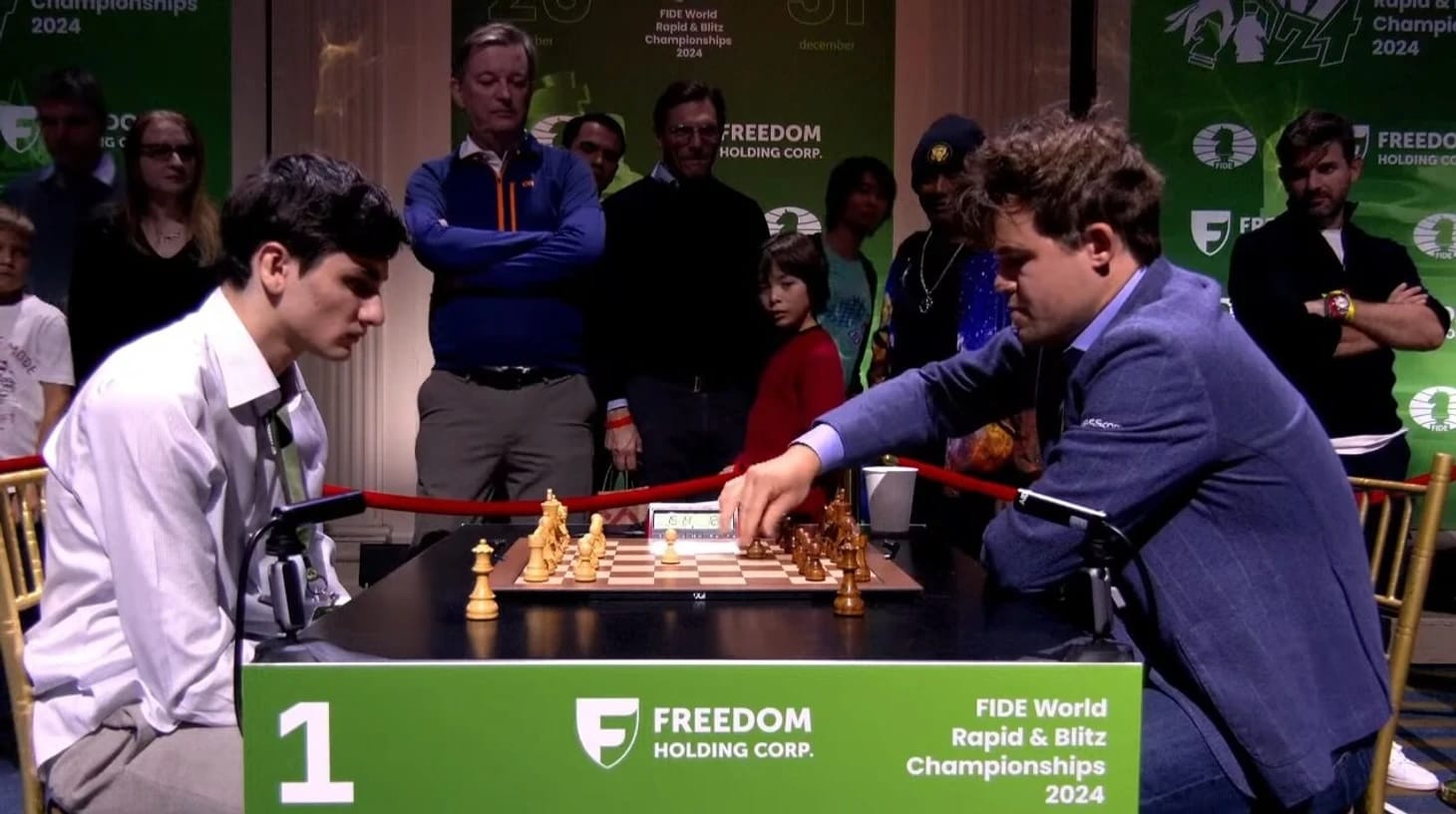 В FIDE смягчили дресс-код после снятия Магнуса Карлсена с чемпионата мира по рапиду из-за джинсов