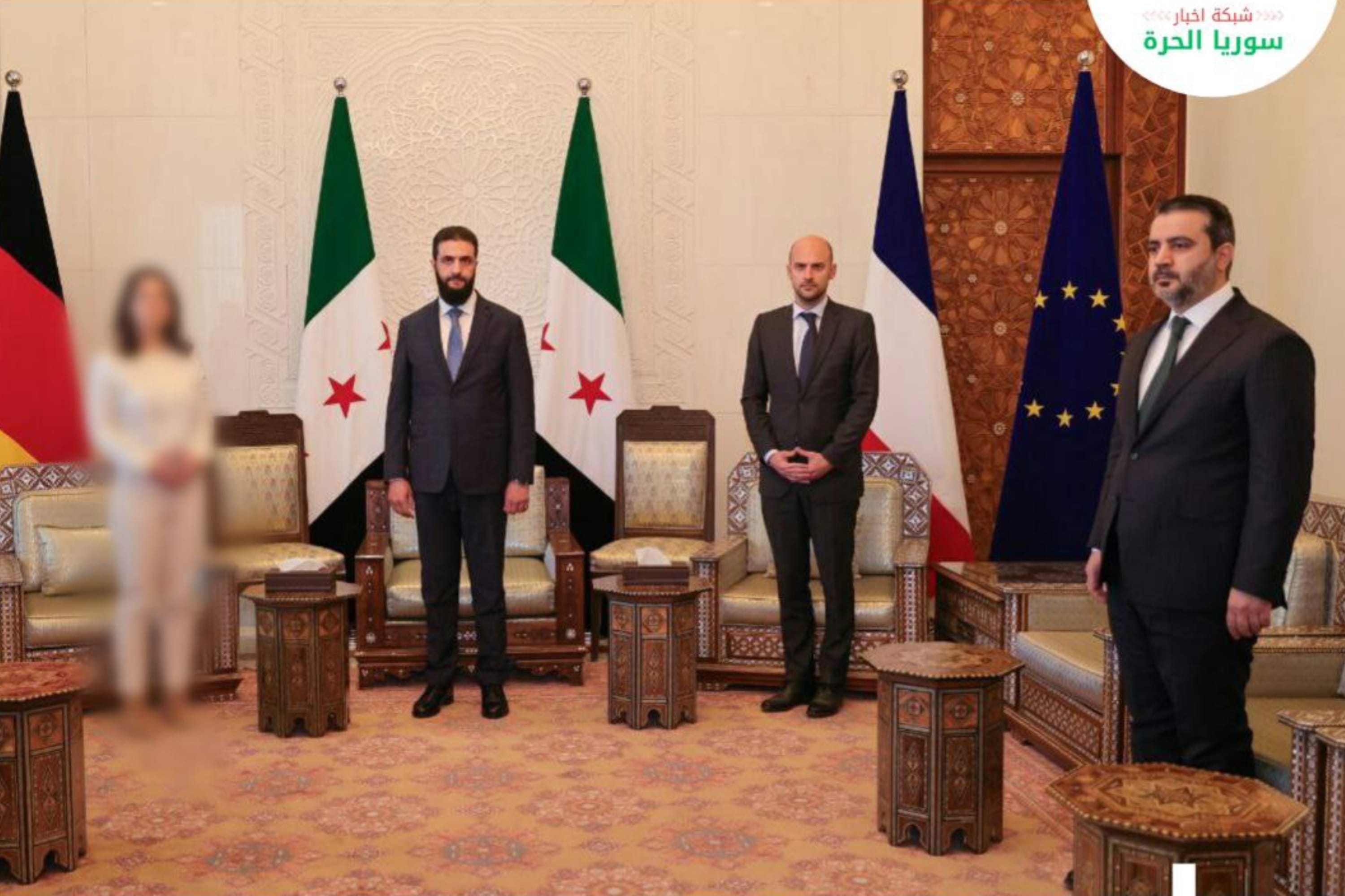 Главу МИД Германии Анналену Бербок размыли на фото встречи с новыми властями Сирии. Ранее на встрече лидер ХТШ не подал ей руку