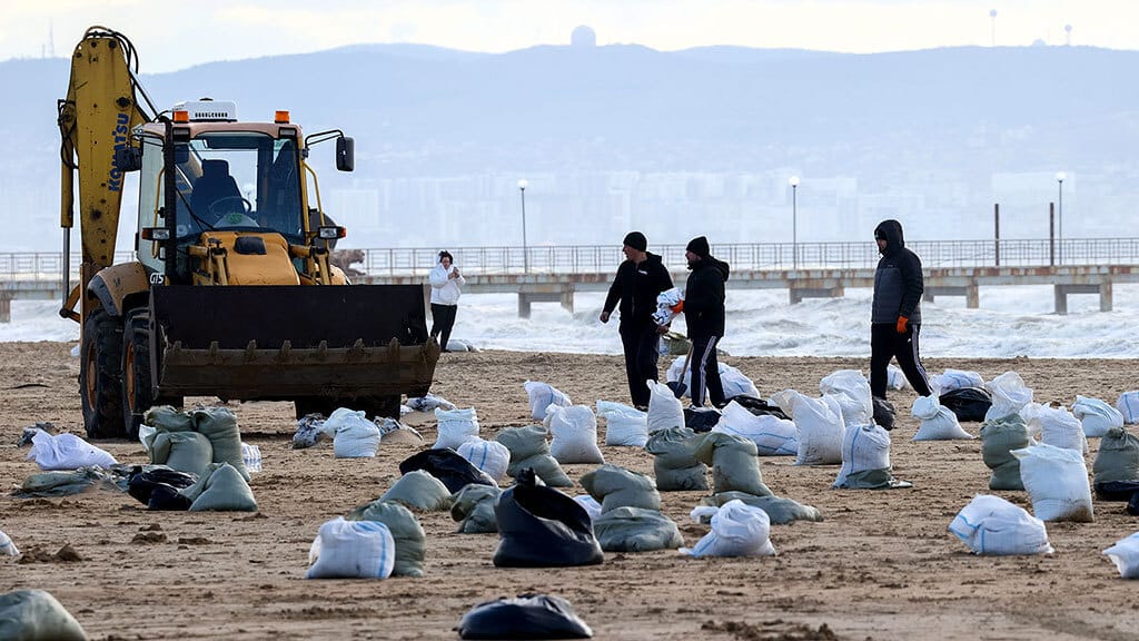 В Черном море нашли новое мазутное пятно после крушения танкера «Волганефть-239»