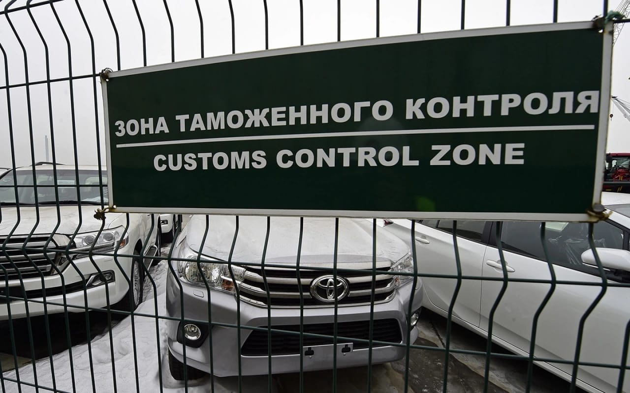 Таможня начала массово рассылать владельцам автомобилей, ввезенных по параллельному импорту, требование доплатить в казну сотни тысяч рублей
