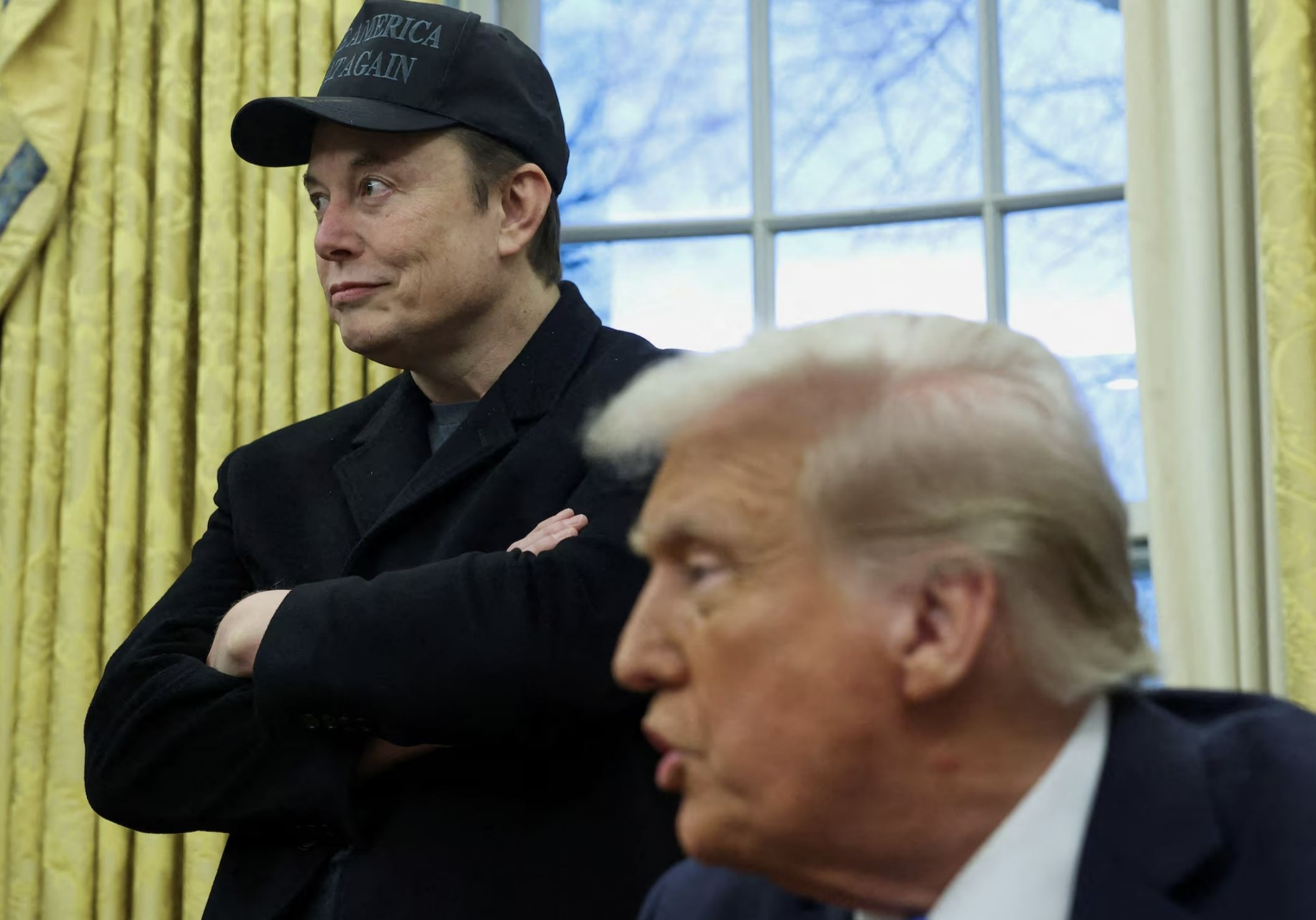 Илон Маск слушает выступление президента США Дональда Трампа в Овальном кабинете Белого дома в Вашингтоне, округ Колумбия, США, 11 февраля 2025 г. REUTERS/Kevin Lamarque