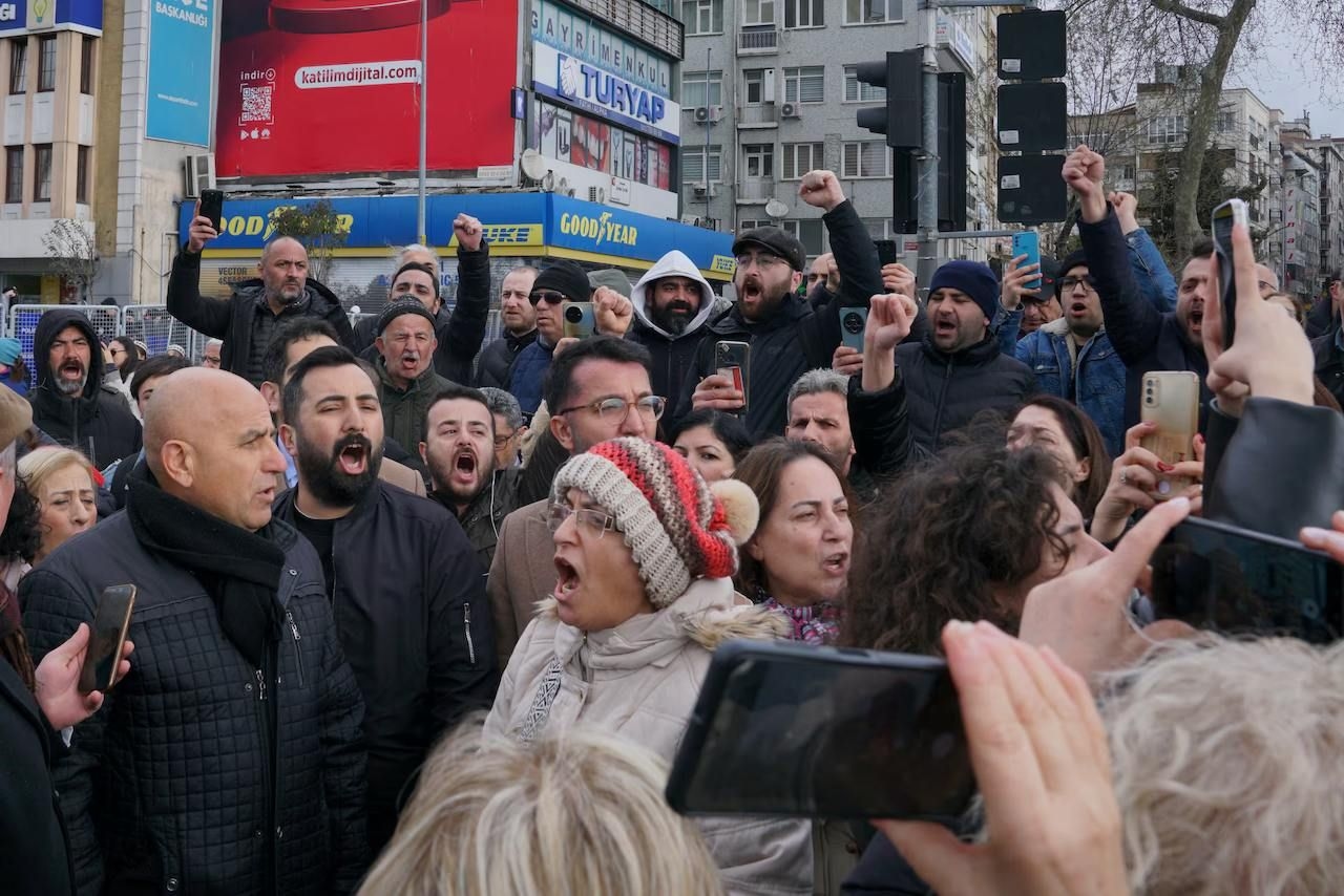 Акция в поддержку Экрема Имамоглу у главного управления полиции Стамбула. Фото: Reuters