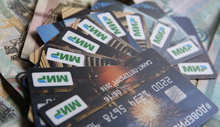 Росфинмониторинг получил право блокировать банковские карты россиян в случае совершения их держателями подозрительных операций