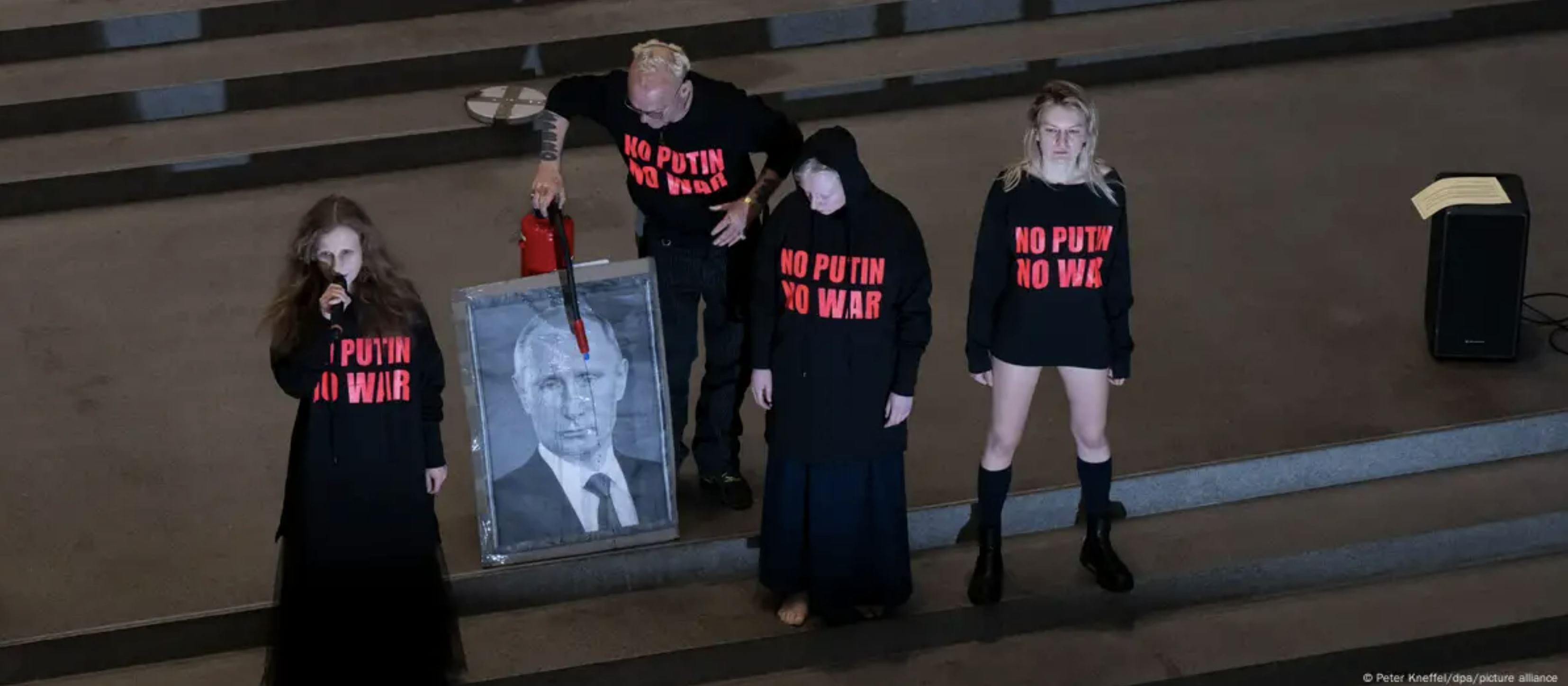 У родителей участниц Pussy Riot Марии Алëхиной и Ольги Борисовой прошел обыск по делу о «фейках» об армии