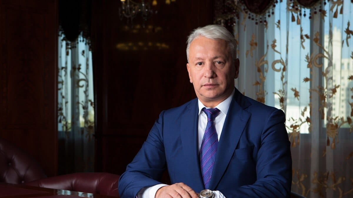 Глава «Вертолетов России» оформил на свою семью десятки оборонных предприятий, виллы в Европе, дворец, два самолета и вертолет