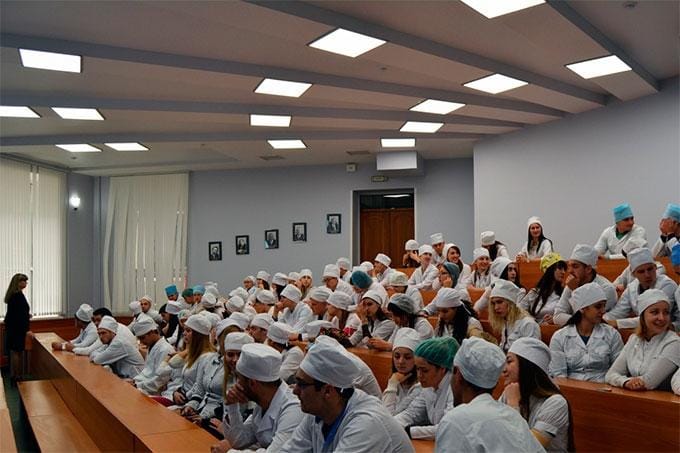 «Ъ»: Российские медвузы повысили стоимость обучения. Ранее Минздрав оценил дефицит врачей и медперсонала в десятки тысяч человек