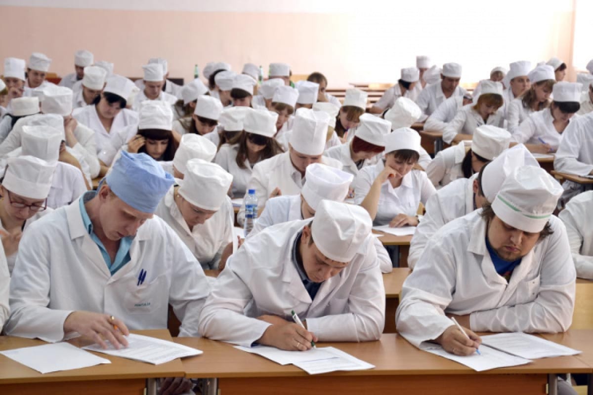 Законопроект об обязательной трехлетней отработке для выпускников медвузов собрал более 1000 отзывов. Положительных среди них нет — «Ъ»