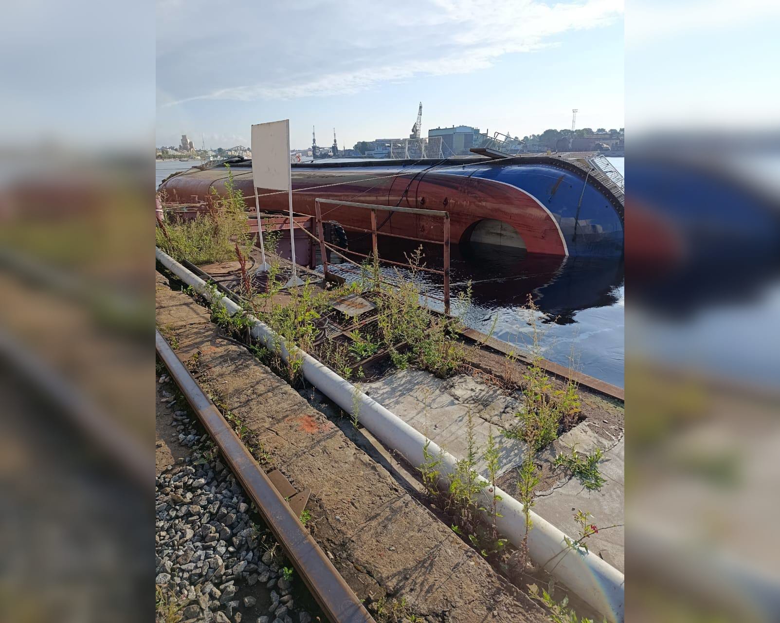 Строящийся морской буксир «Капитан Ушаков» затонул у причала в Санкт-Петербурге. Возбуждено уголовное дело
