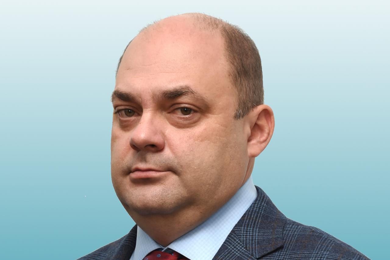 Экс-губернатор Курской области Алексей Смирнов признался в получении взятки в 30 млн рублей. Ранее он заключил сделку со следствием