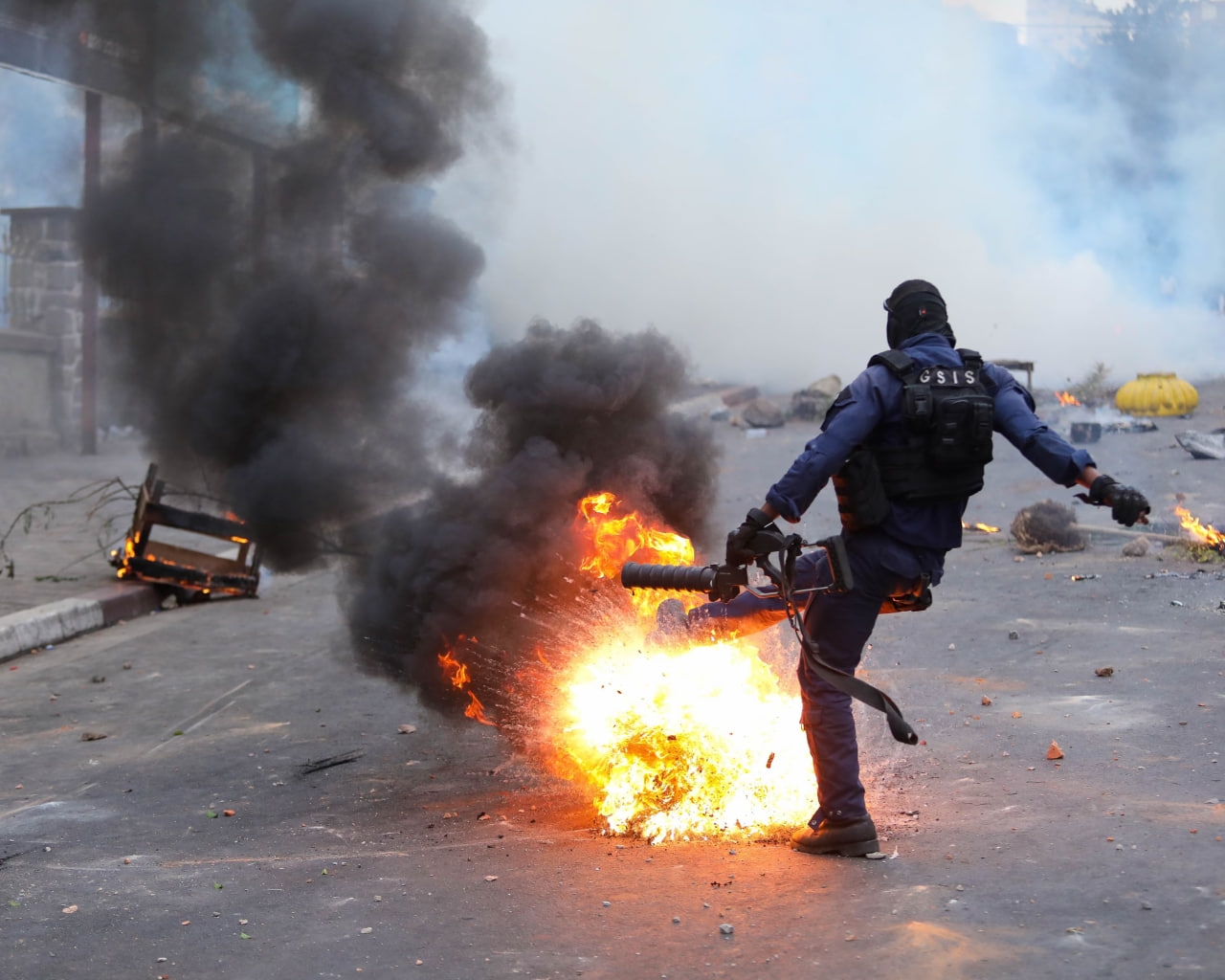 Фото: полицейский после акции протеста в Антананариву, Мадагаскар / AP