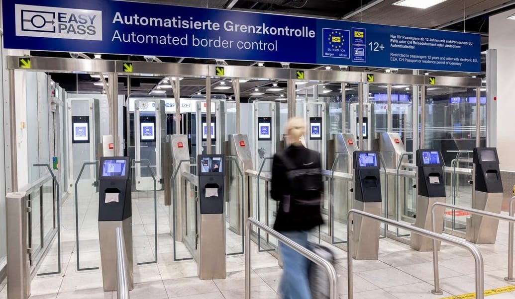 ЕС вводит новые правила въезда для граждан третьих стран. Теперь даже те, кому не нужна виза, при въезде будут сдавать биометрию