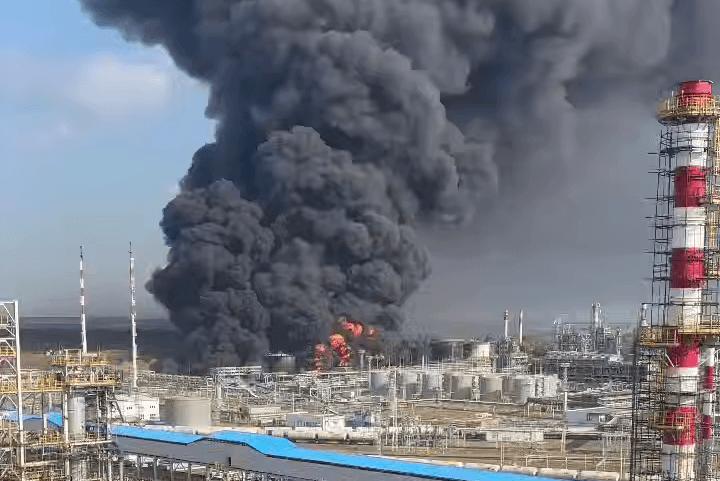 Дефицит бензина на Дальнем Востоке связан с разбалансировкой системы после украинских ударов по НПЗ — источник в отрасли