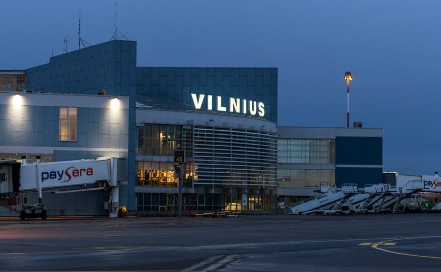 Работу Вильнюсского аэропорта парализовал целенаправленный запуск около 60 воздушных шаров из Беларуси