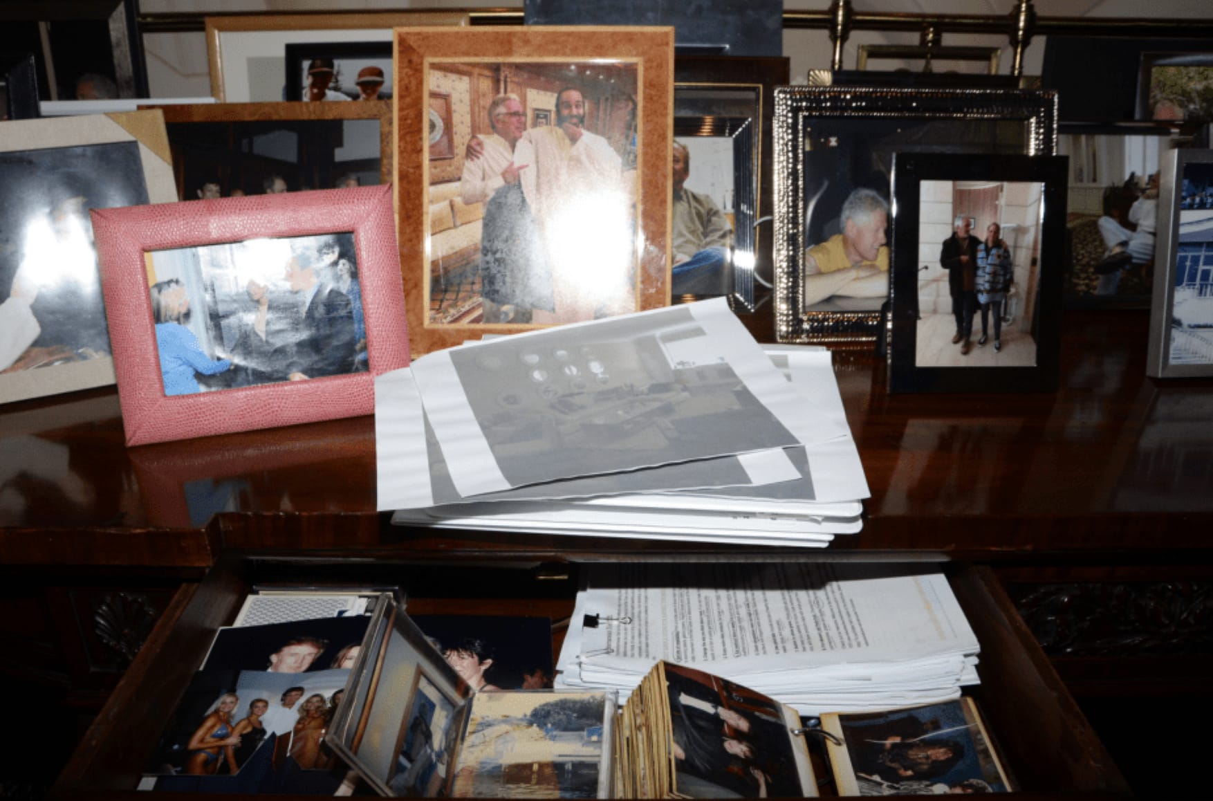 Минюст США вернул на сайт фотографию Эпштейна со снимками Трампа, объяснив ее исчезновение «проверкой на наличие на ней жертв» преступника