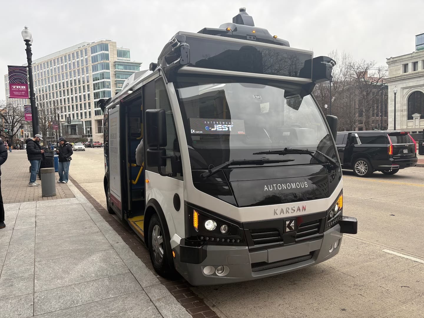 В Вашингтоне Tesla врезалась в беспилотный автобус Минтранса США во время демонстрации автономного транспорта для чиновников