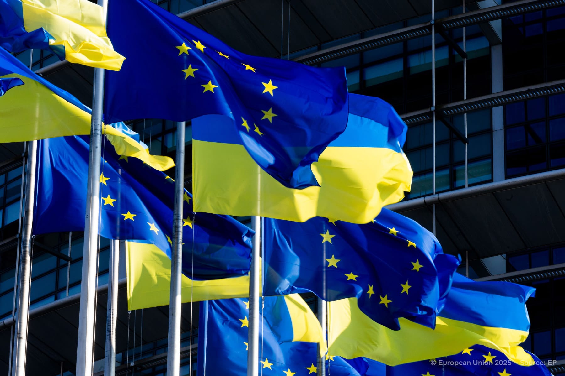 Европарламент одобрил кредит Украине на €90 млрд