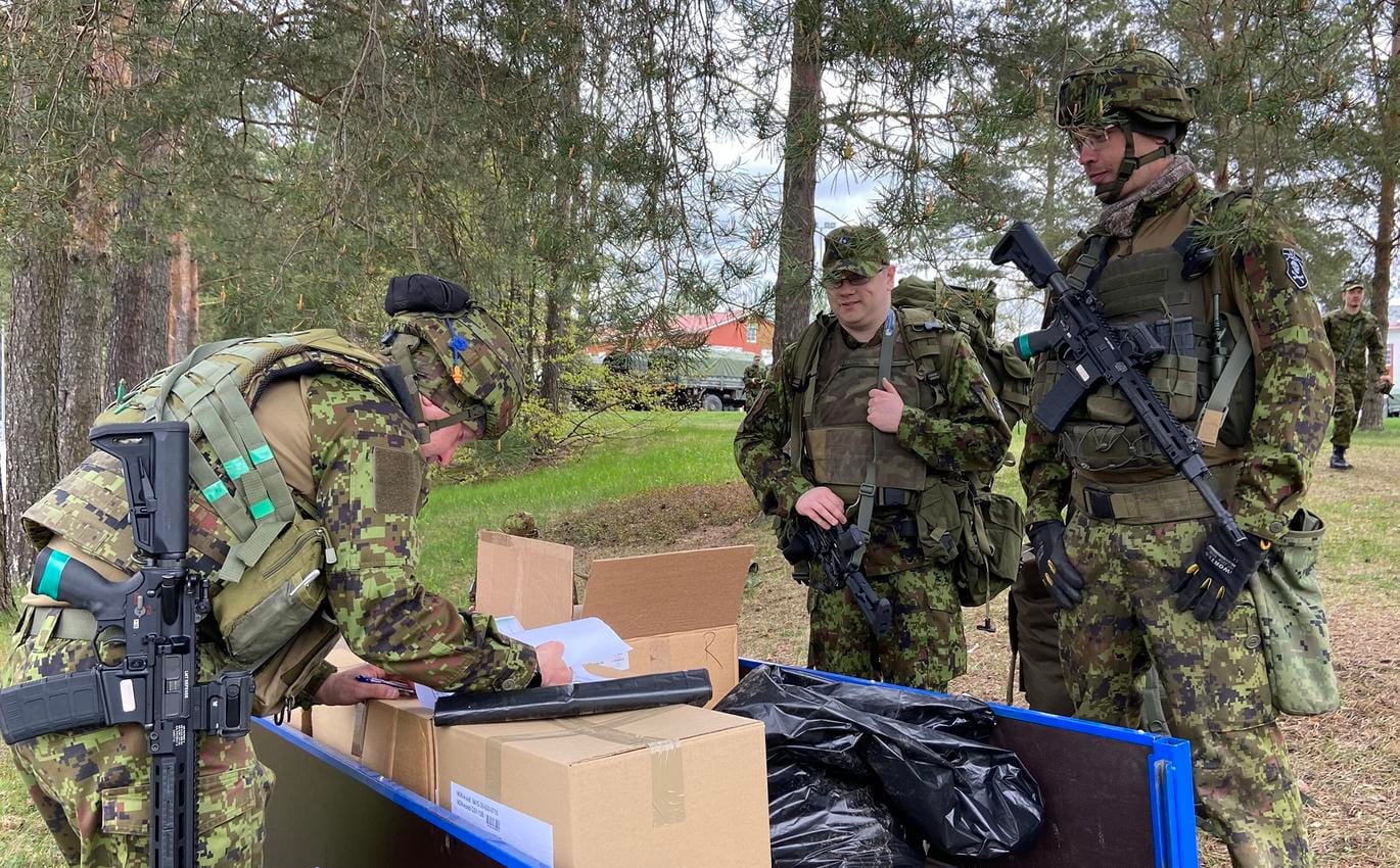 «Мы в заднице»: украинские военные-дроноводы на учениях в Эстонии разгромили два батальона НАТО за день — WSJ