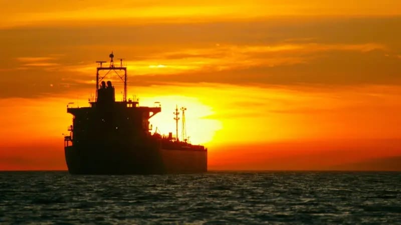 Россия начала использовать более крупные танкеры после переориентации нефтяных потоков на Китай из-за усложнившейся логистики — Bloomberg