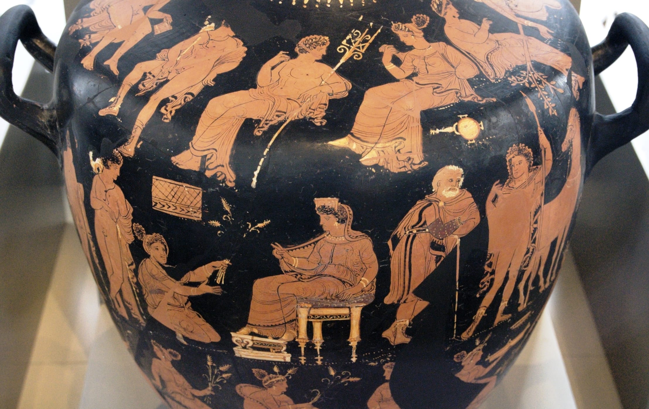 Ученые предположили, как греческие жрицы Элевсинских мистерий превращали ядовитый грибок спорынью в галлюциноген для церемонии