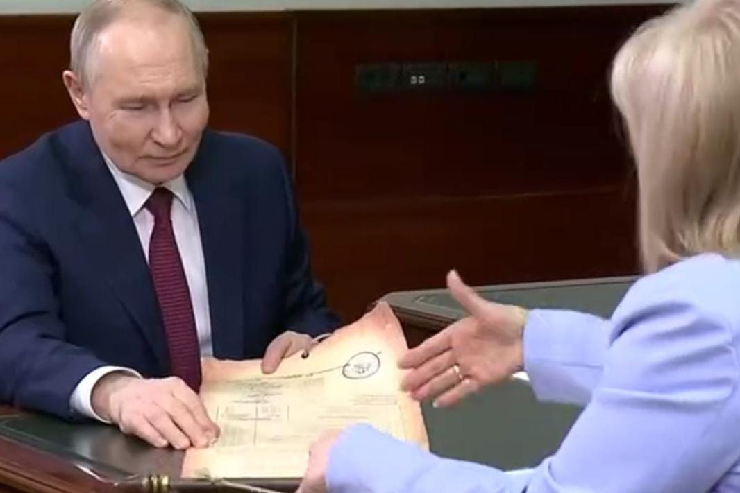 Памфилова рассказала Путину о выборах под ударами беспилотников и подарила ему свиток в честь его победы в 2024 году