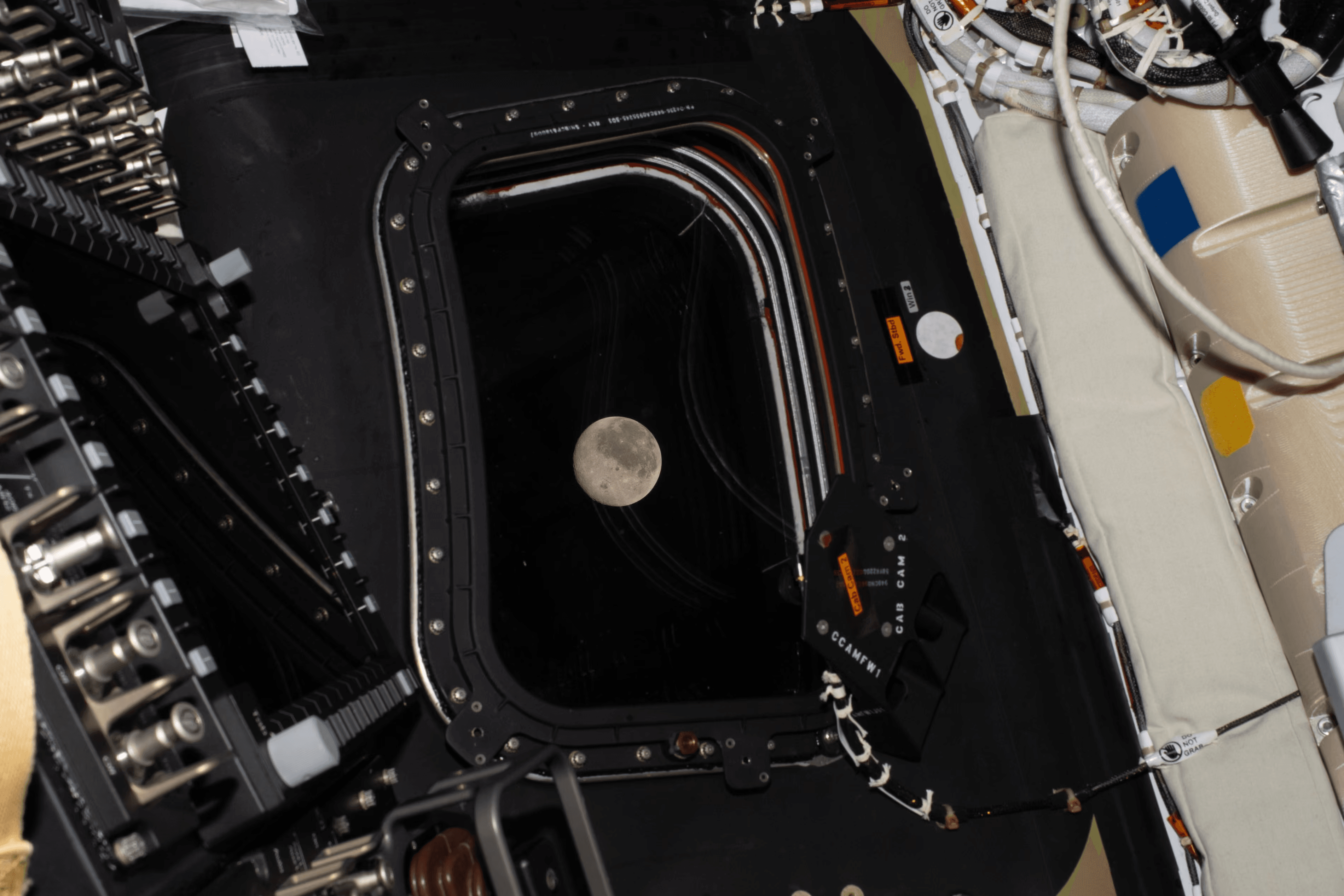 Корабль Orion миссии Artemis II покинул зону притяжения Земли. Он должен установить рекорд, обеспечив самый далекий полет человека