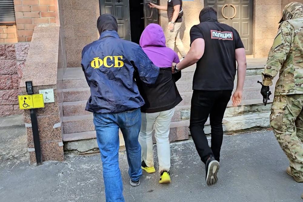 В России снижается доля политических дел за высказывания при сохранении общего уровня репрессий за счет более тяжких обвинений — доклад