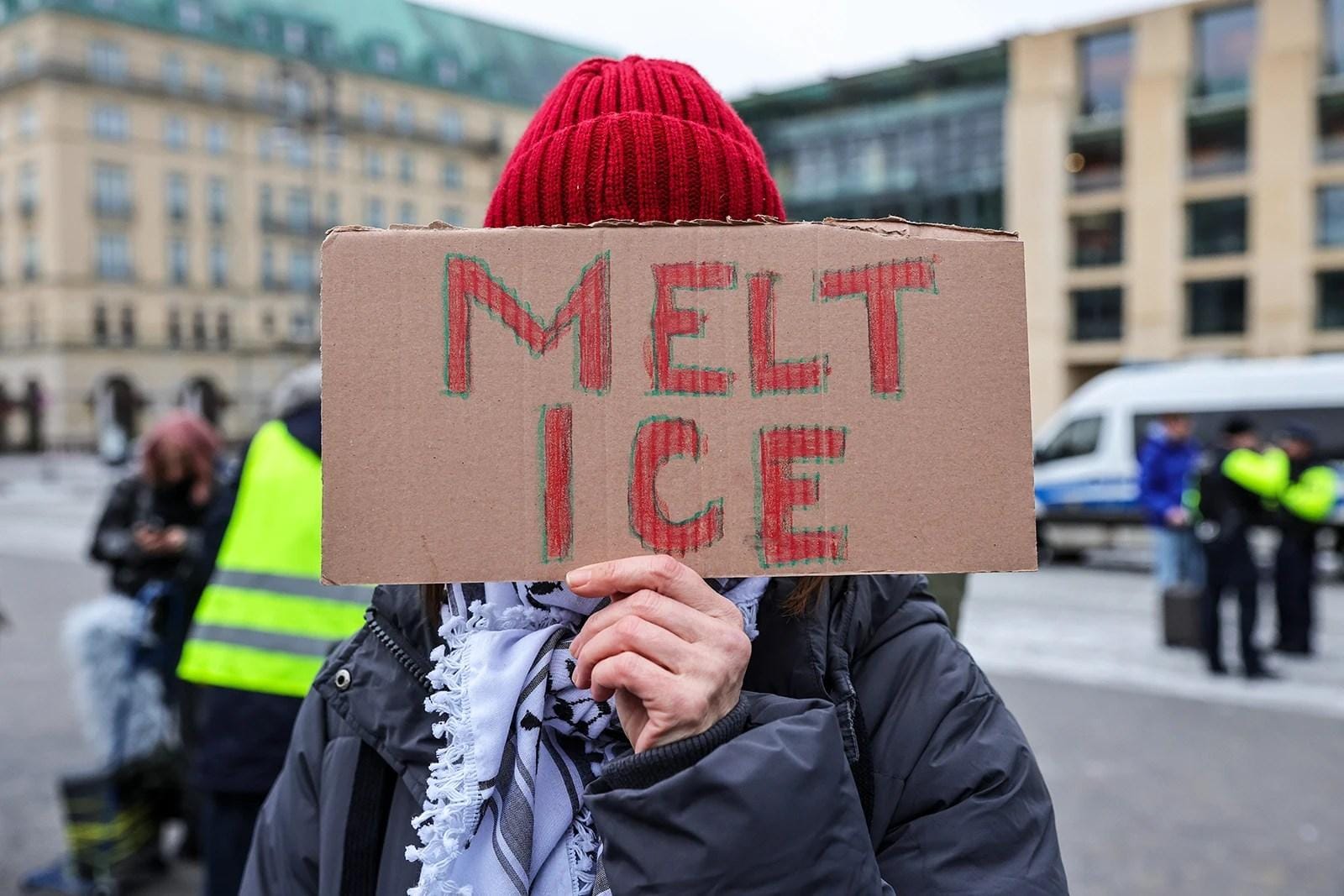 Минюст США добивается в суде деанонимизации критиков ICE в Reddit и Twitter (X)