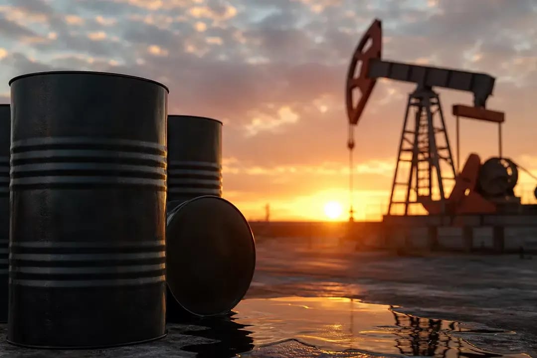 Нефть продолжает падать после открытия Ормузского пролива, но это не приведет к быстрому снижению цен на бензин — аналитик