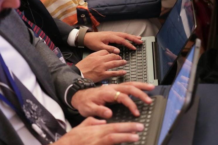 Госдума приняла закон о развитии ИИ в России. Он разрешает обучать нейросети на материалах из открытого доступа без согласия авторов