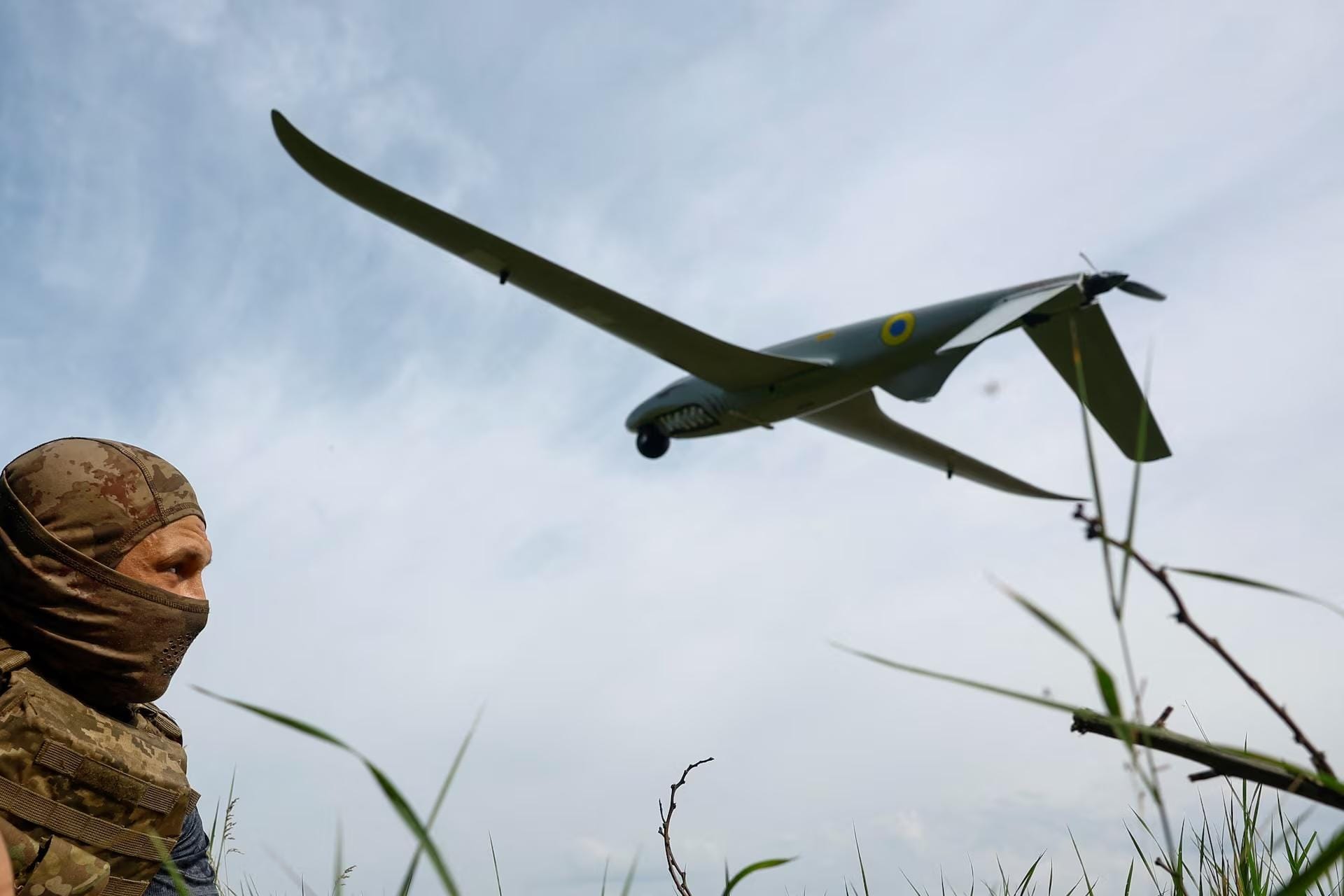Российские власти прячут топливо в молоковозах и глушат Starlink, чтобы противостоять украинским дронам — Reuters