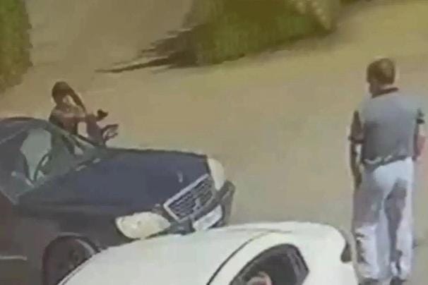 В Челябинске конфликт между водителями из-за очереди на АЗС закончился стрельбой из травматического пистолета и госпитализацией раненого