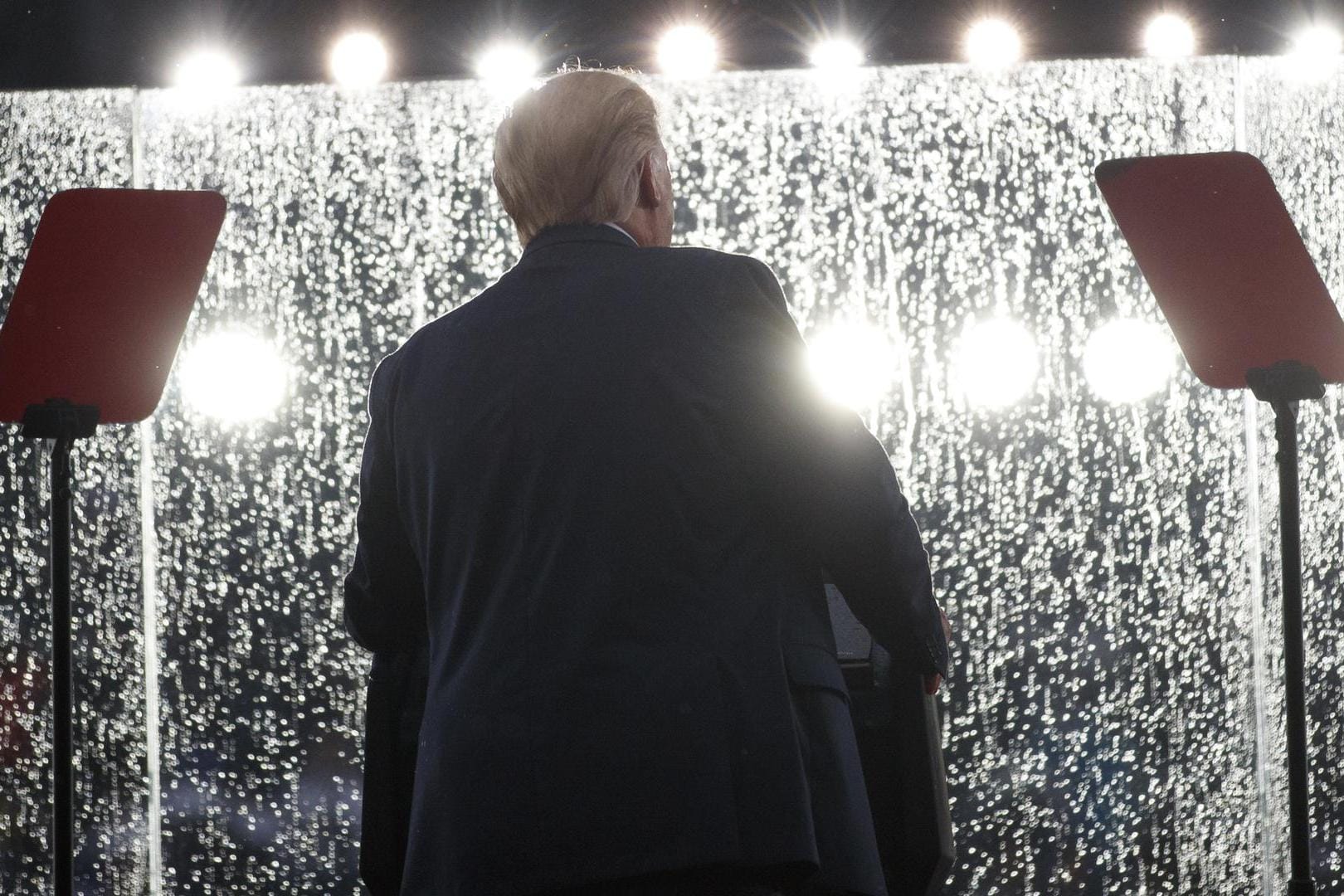 Оператор телесуфлера Трампа заработал более $100 тысяч на ставках на слова, упоминавшиеся в речах президента — ABC News